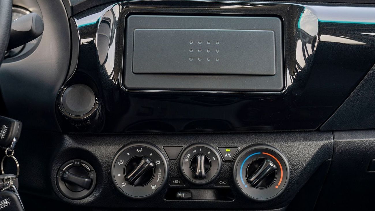 Toyota Hilux MID OPTION PETROL 2.7 AT 2025