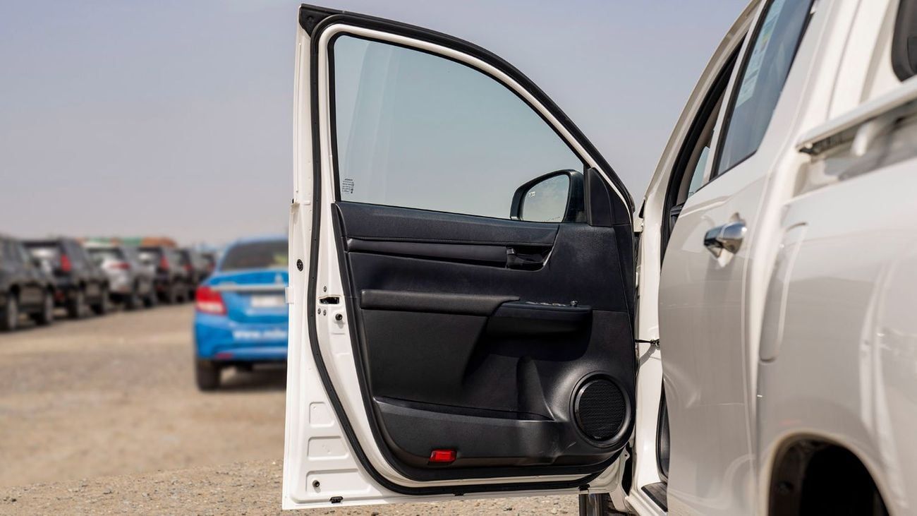 Toyota Hilux MID OPTION PETROL 2.7 AT 2025