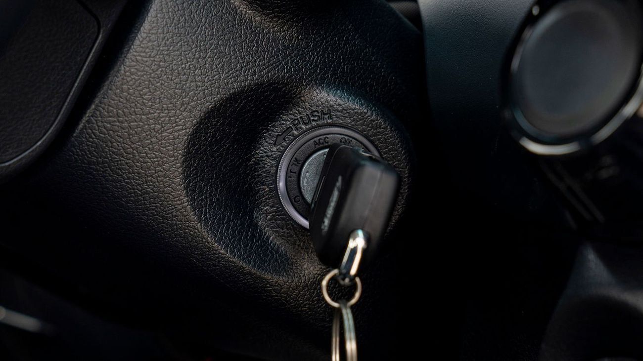 Toyota Hilux MID OPTION PETROL 2.7 AT 2025