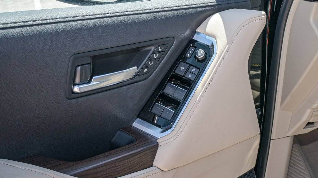TOYOTA LAND CRUISER 3.3L VXR, DIESEL TWIN TURBO, AT _ black