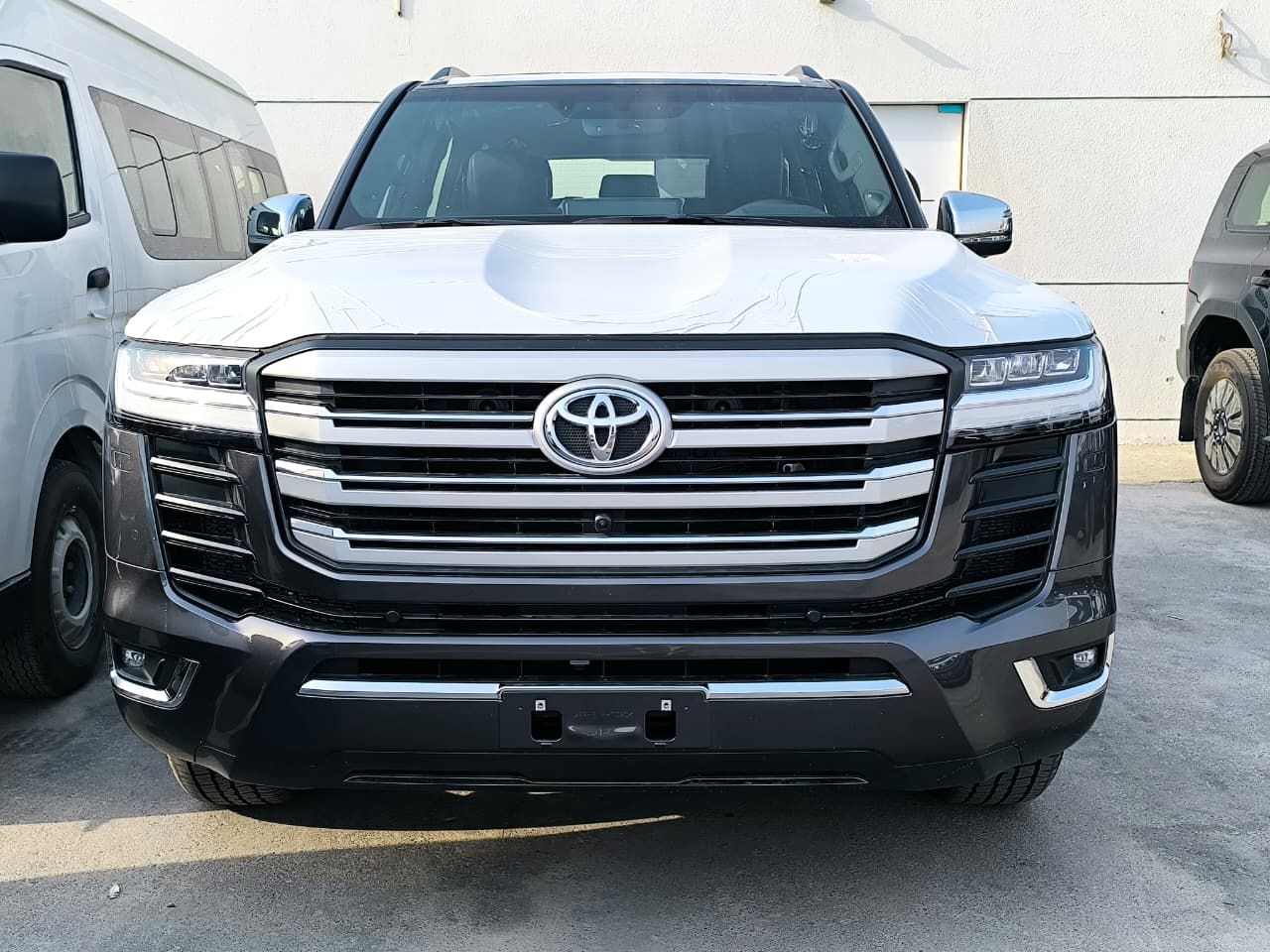 TOYOTA LAND CRUISER 300 VXR 3.5L HYBRID AT