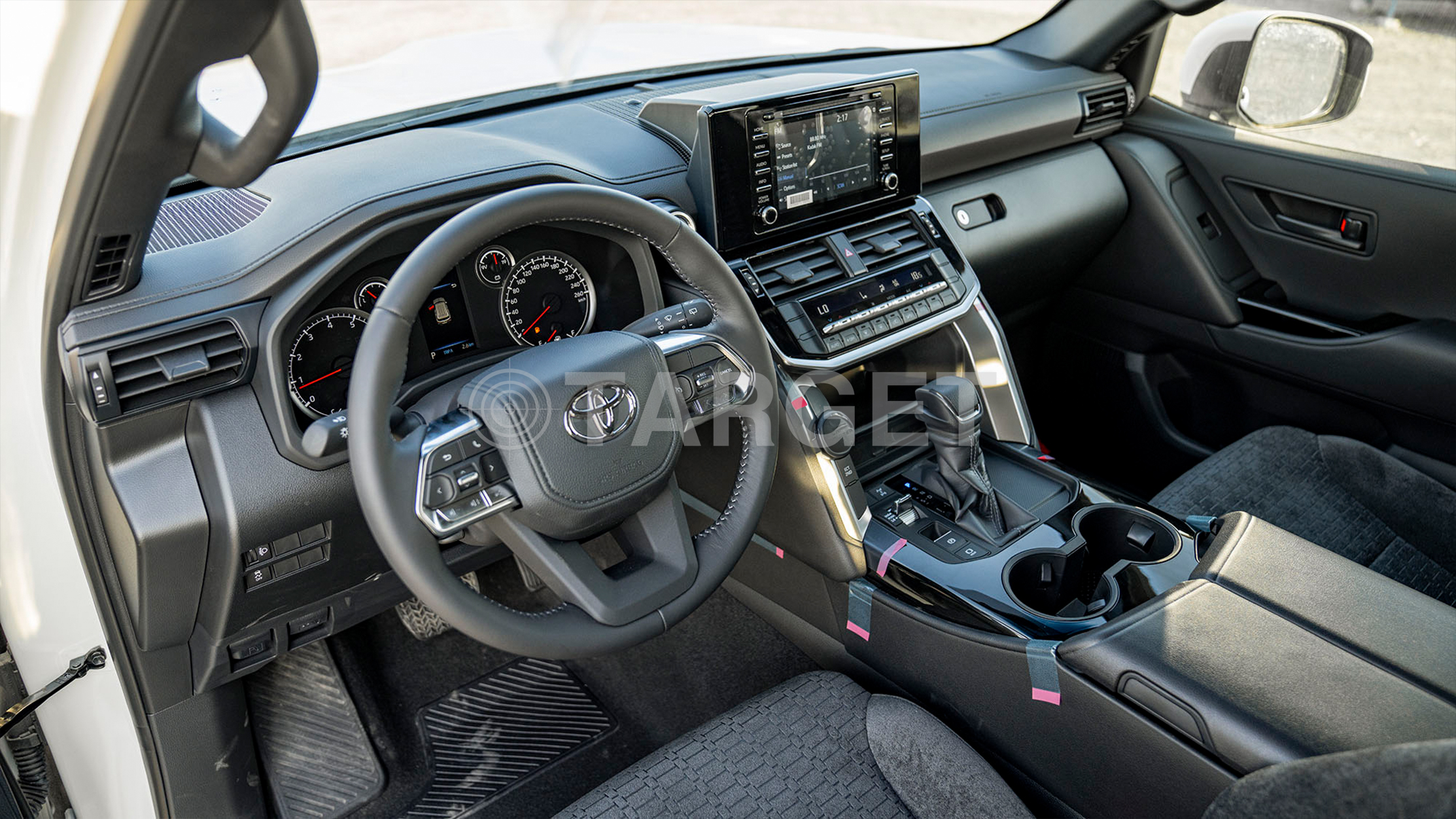TOYOTA LAND CRUISER LC300 GXR 4.0P AT _ WHITE