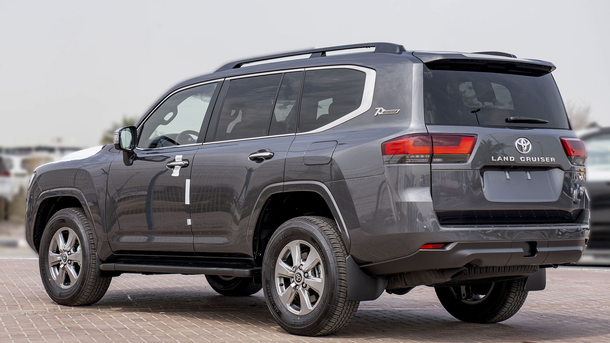 TOYOTA LAND CRUISER LC300 VX 3.5P AT _ gray