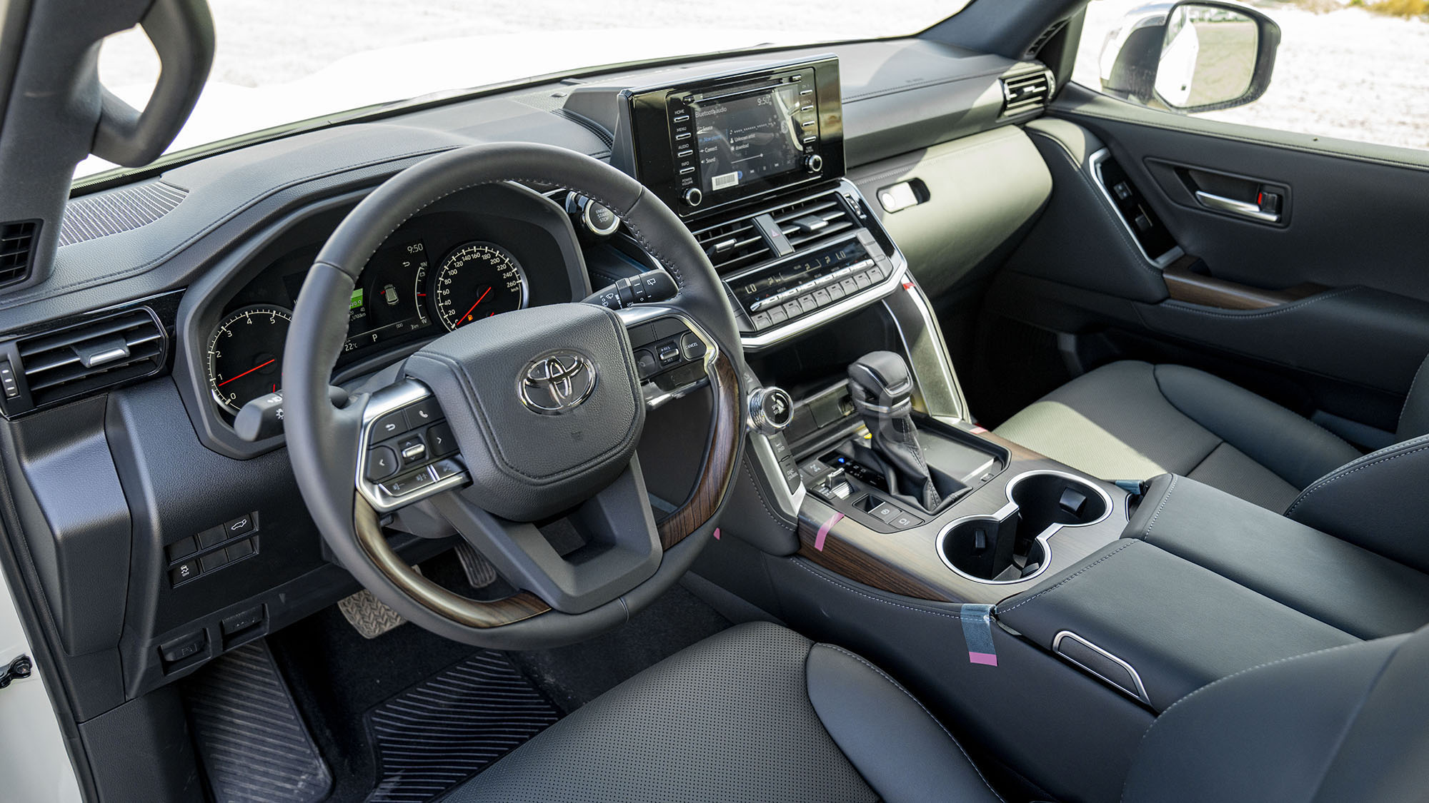 TOYOTA LAND CRUISER LC300 VX 4.0p white