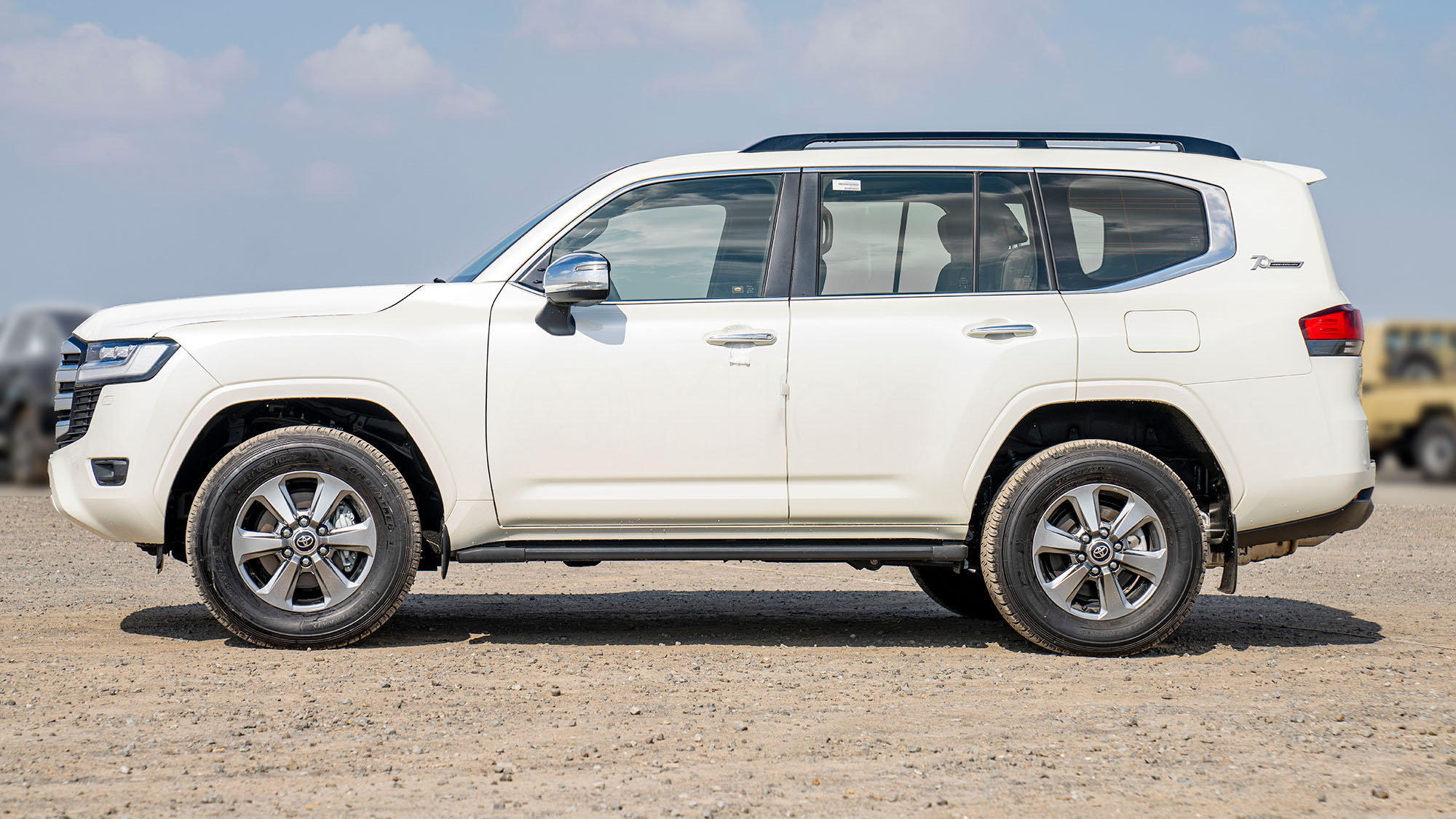 TOYOTA LAND CRUISER LC300 VX 4.0p white