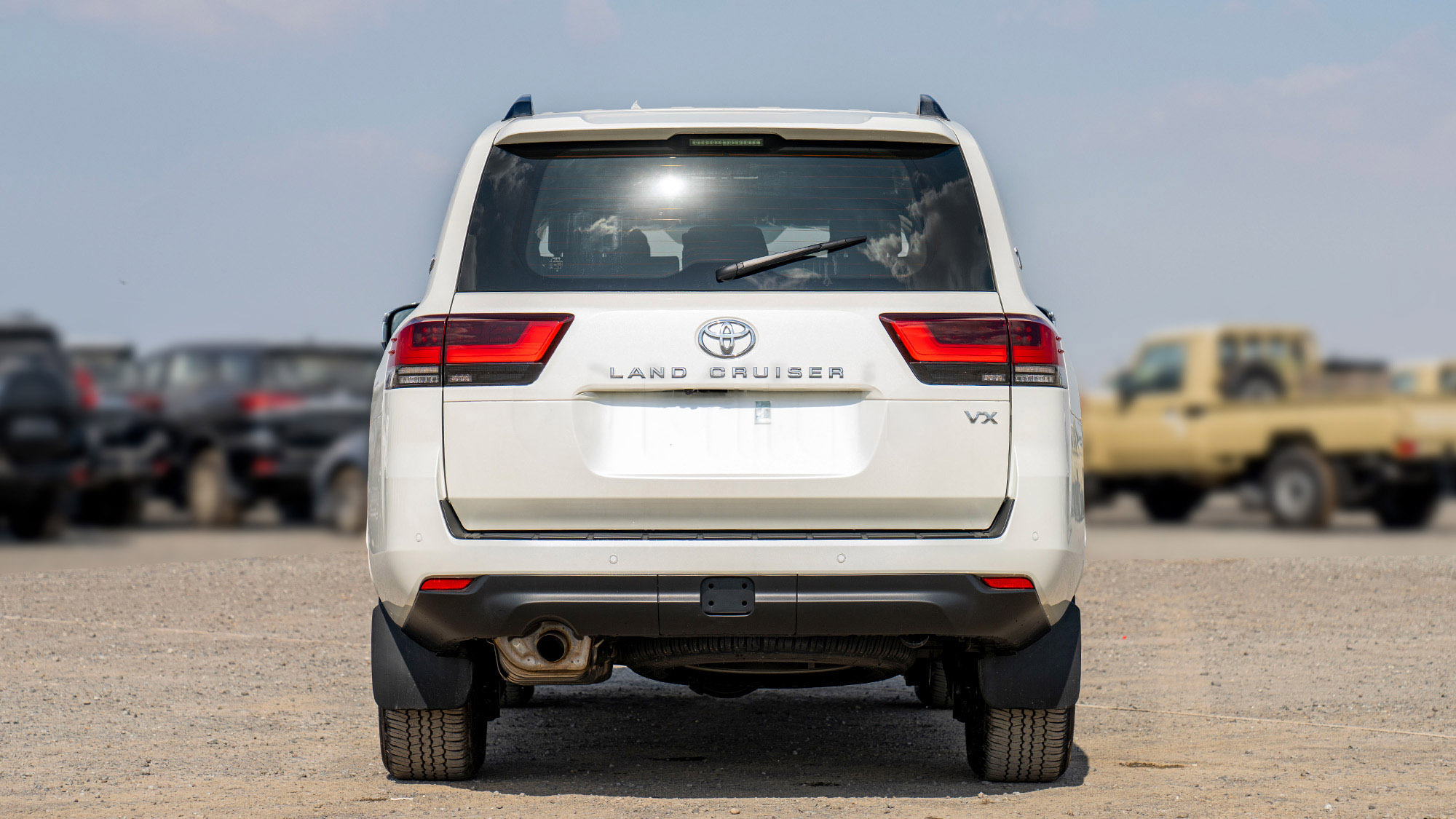 TOYOTA LAND CRUISER LC300 VX 4.0p white