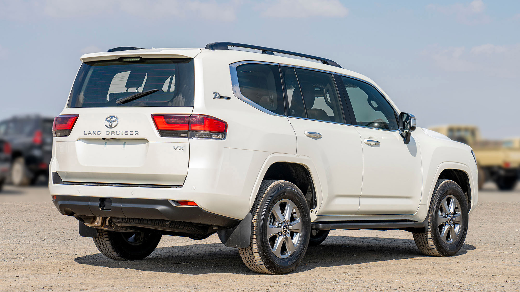 TOYOTA LAND CRUISER LC300 VX 4.0p white
