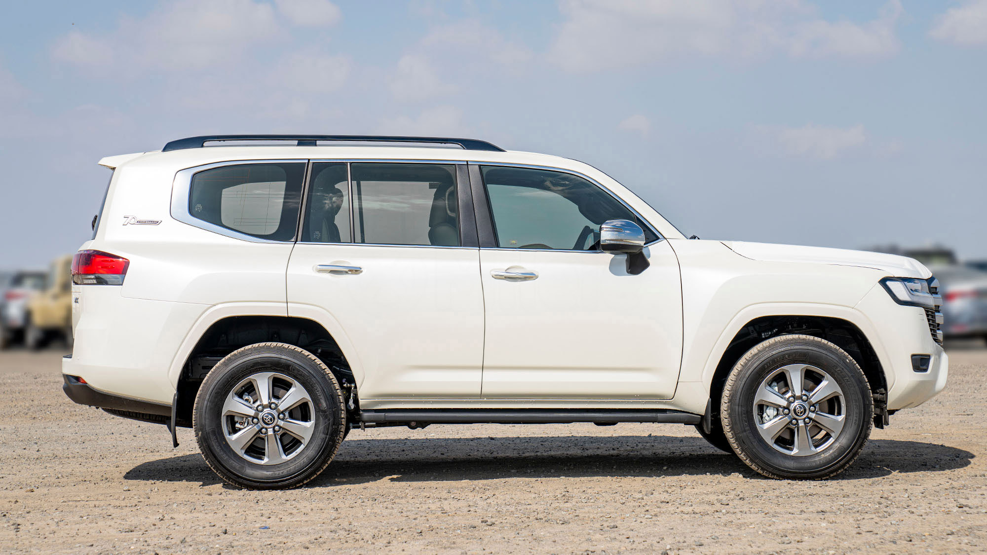 TOYOTA LAND CRUISER LC300 VX 4.0p white
