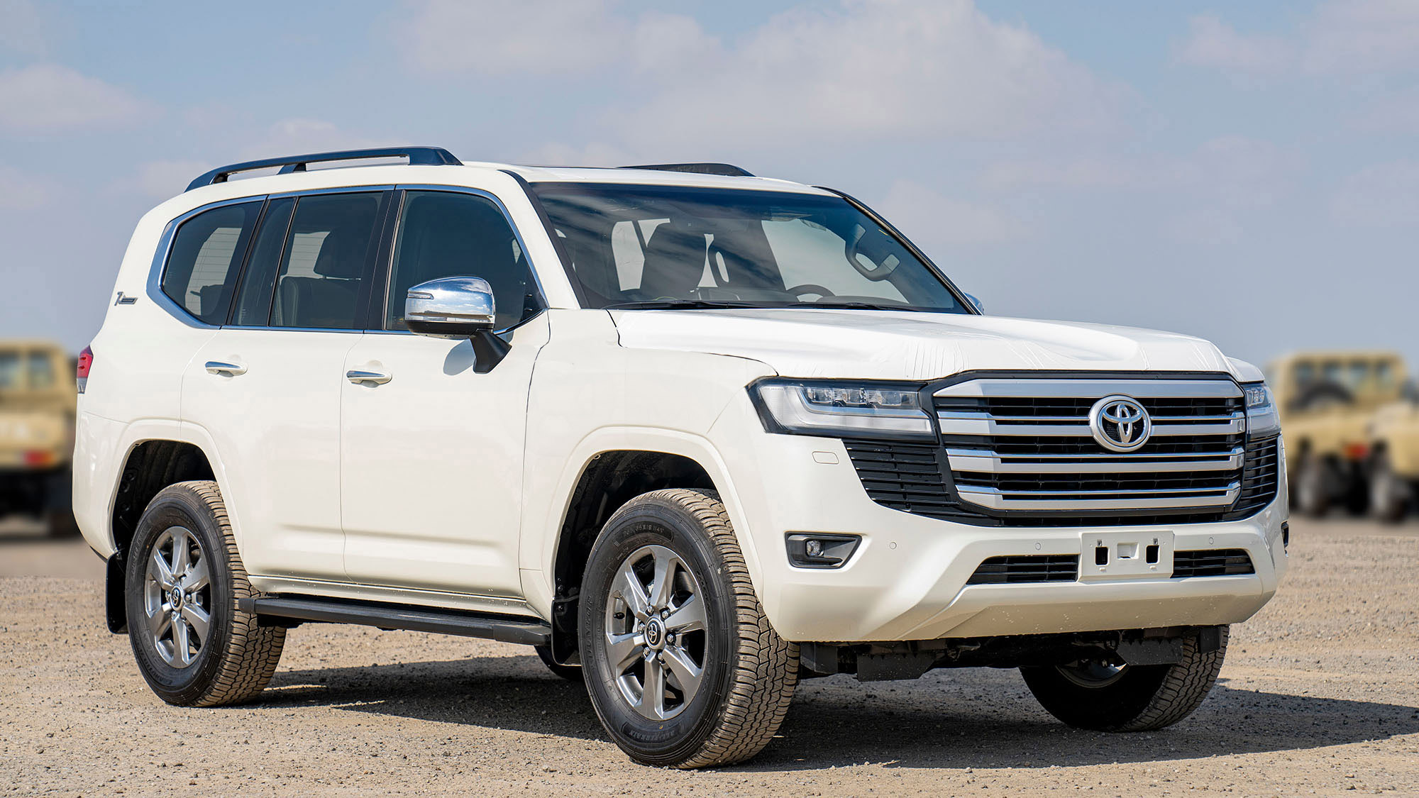 TOYOTA LAND CRUISER LC300 VX 4.0p white
