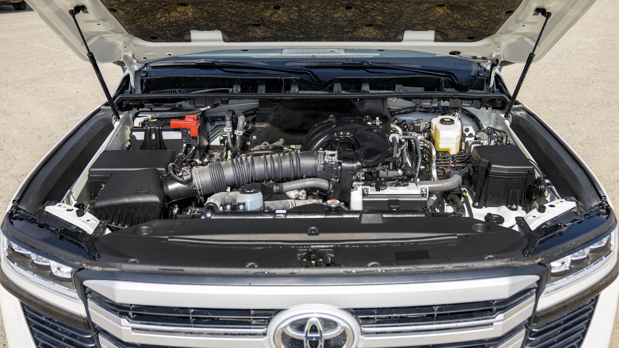 TOYOTA LAND CRUISER LC300 VX 4.0p white