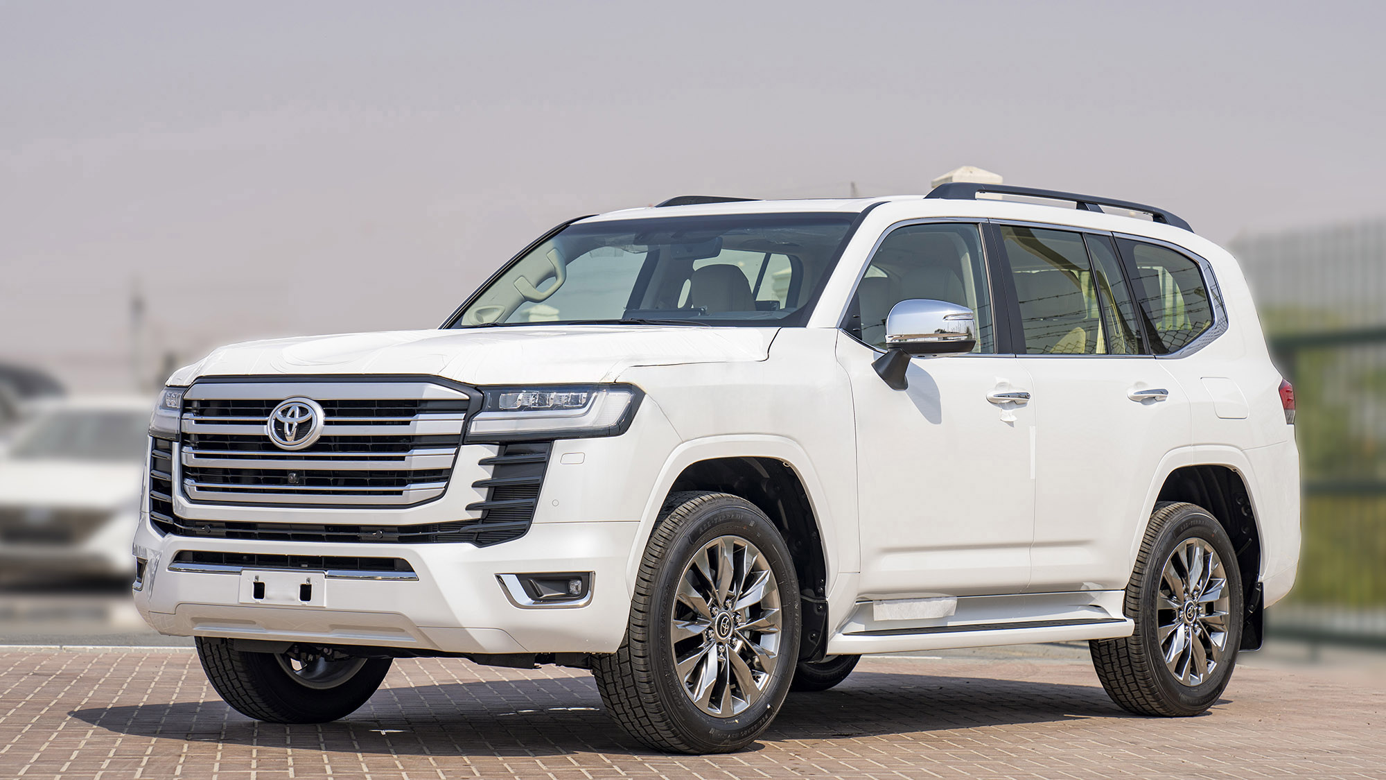 TOYOTA LAND CRUISER LC300 VXR 3.3D AT - white