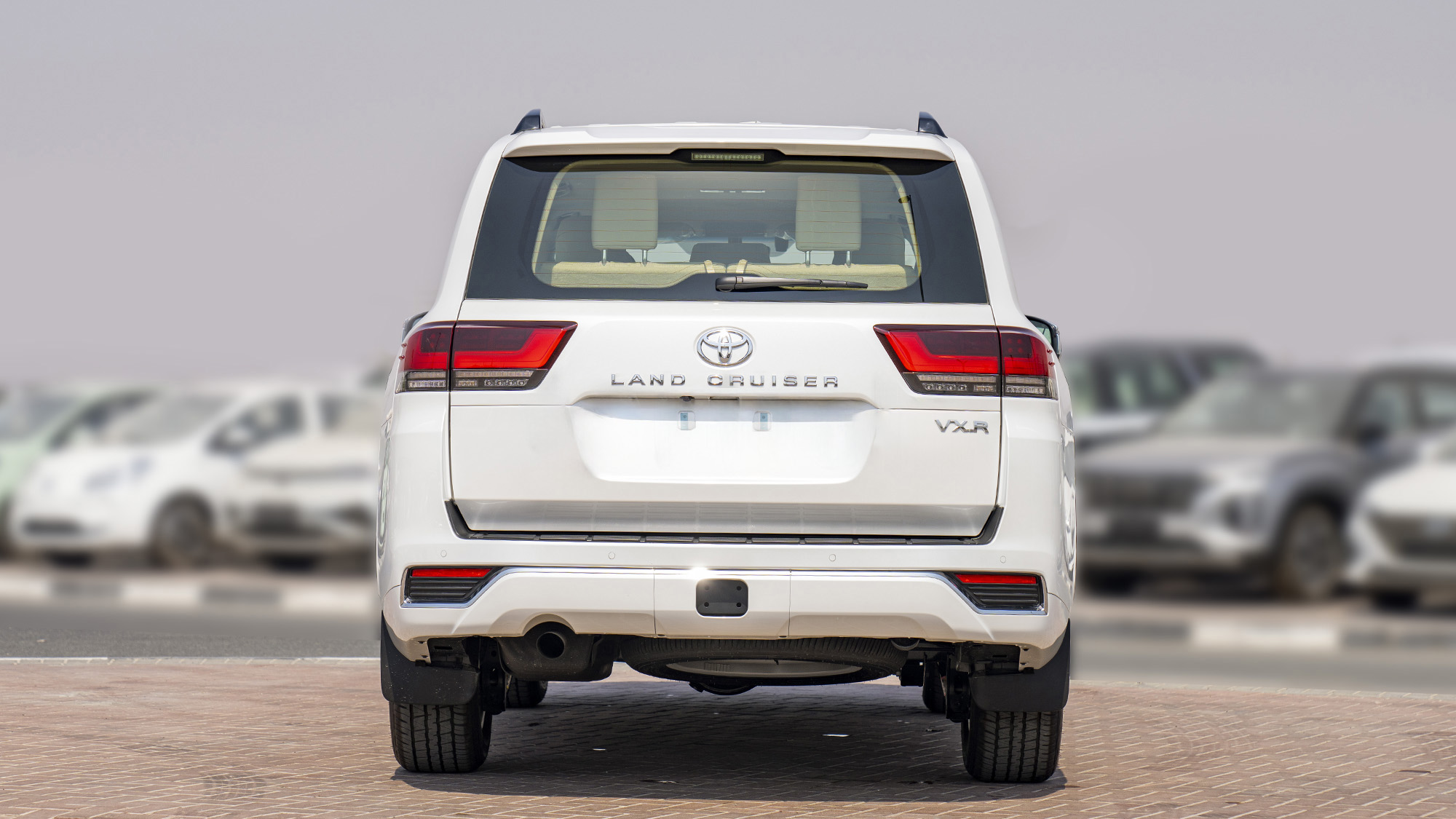 TOYOTA LAND CRUISER LC300 VXR 3.3D AT - white