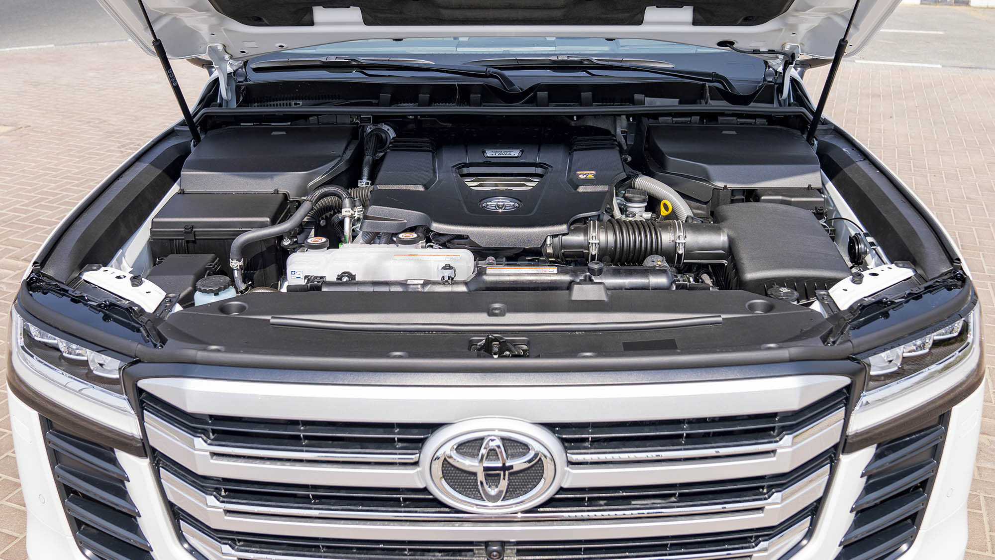 TOYOTA LAND CRUISER LC300 VXR 3.3D AT - white
