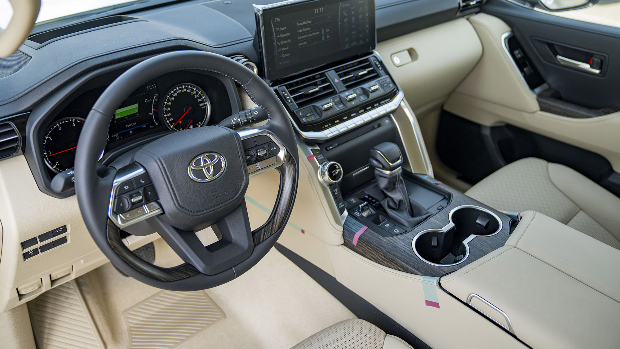 TOYOTA LAND CRUISER LC300 VXR 3.3D AT - white