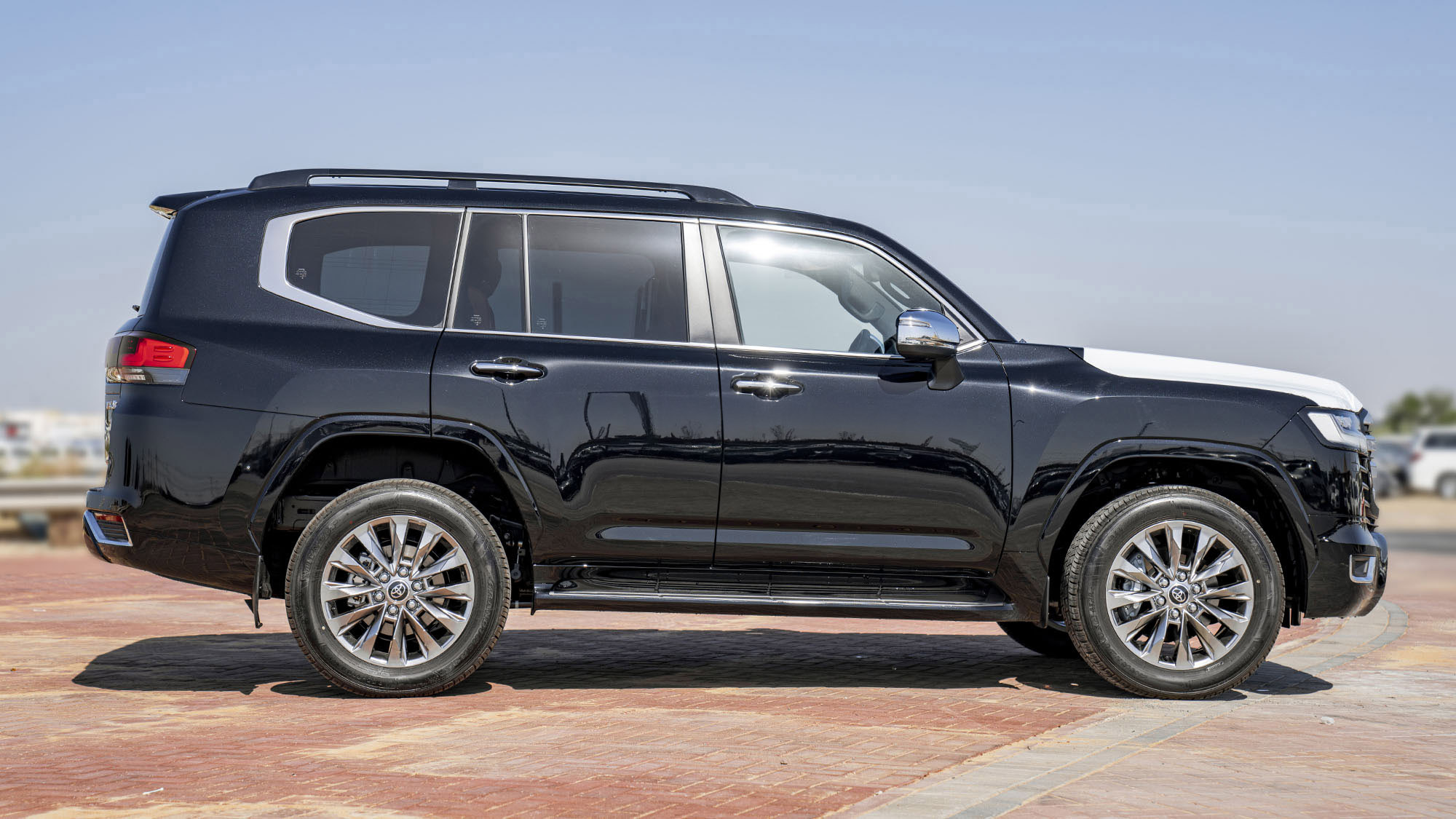 TOYOTA LAND CRUISER LC300 VXR 3.5P AT _ BLACK