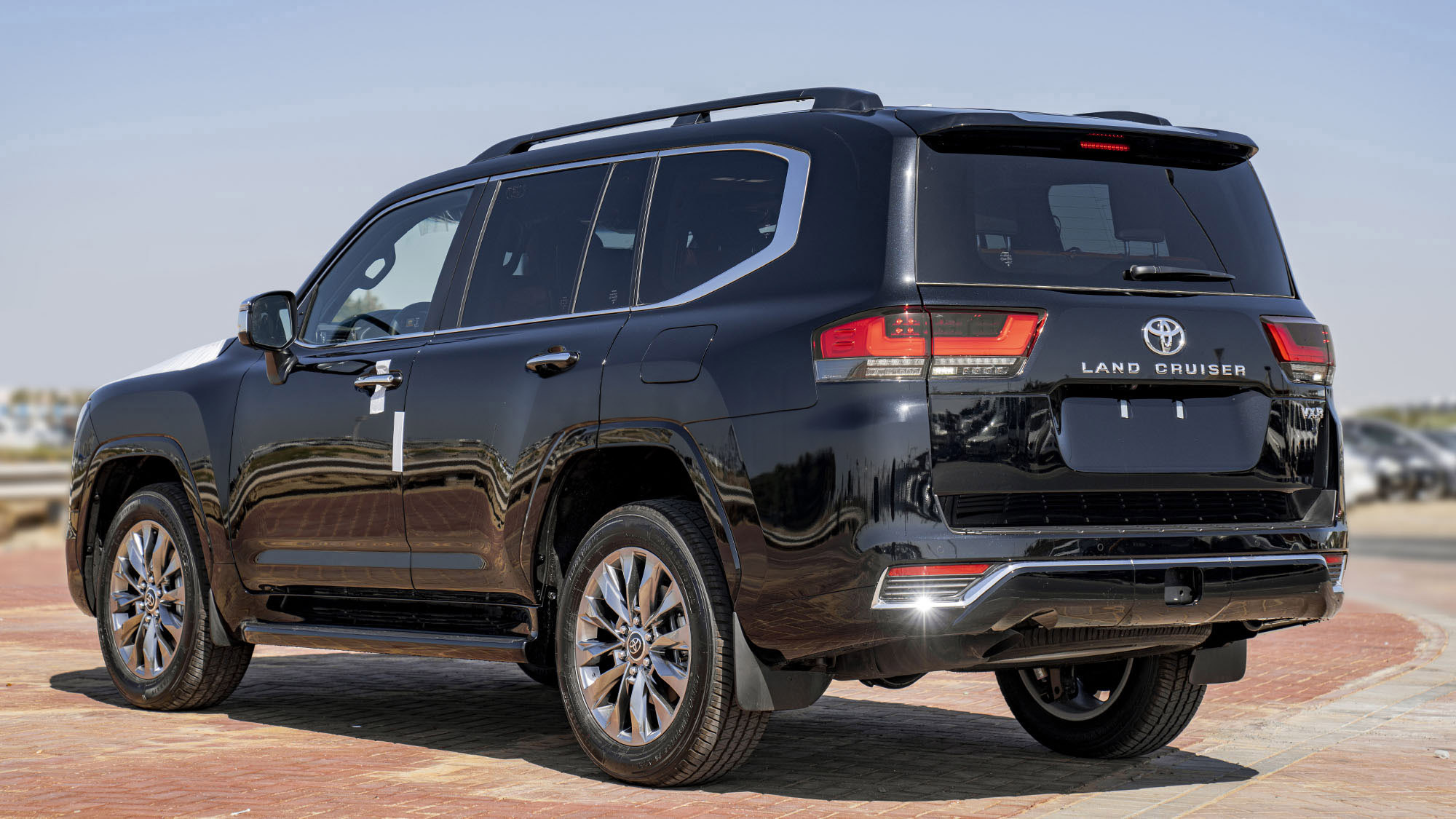TOYOTA LAND CRUISER LC300 VXR 3.5P AT _ BLACK