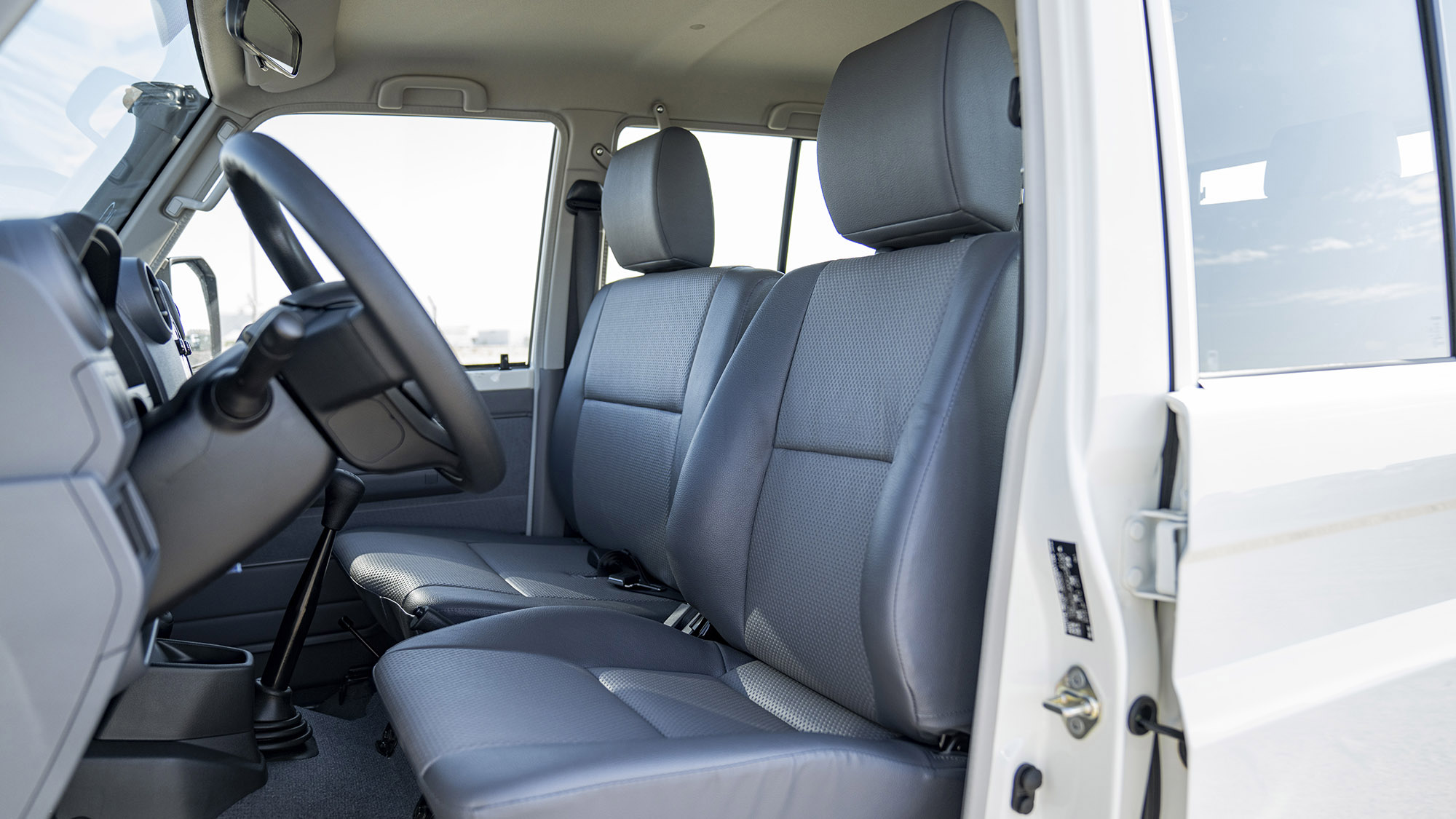 TOYOTA LAND CRUISER LC76 4.2D MT