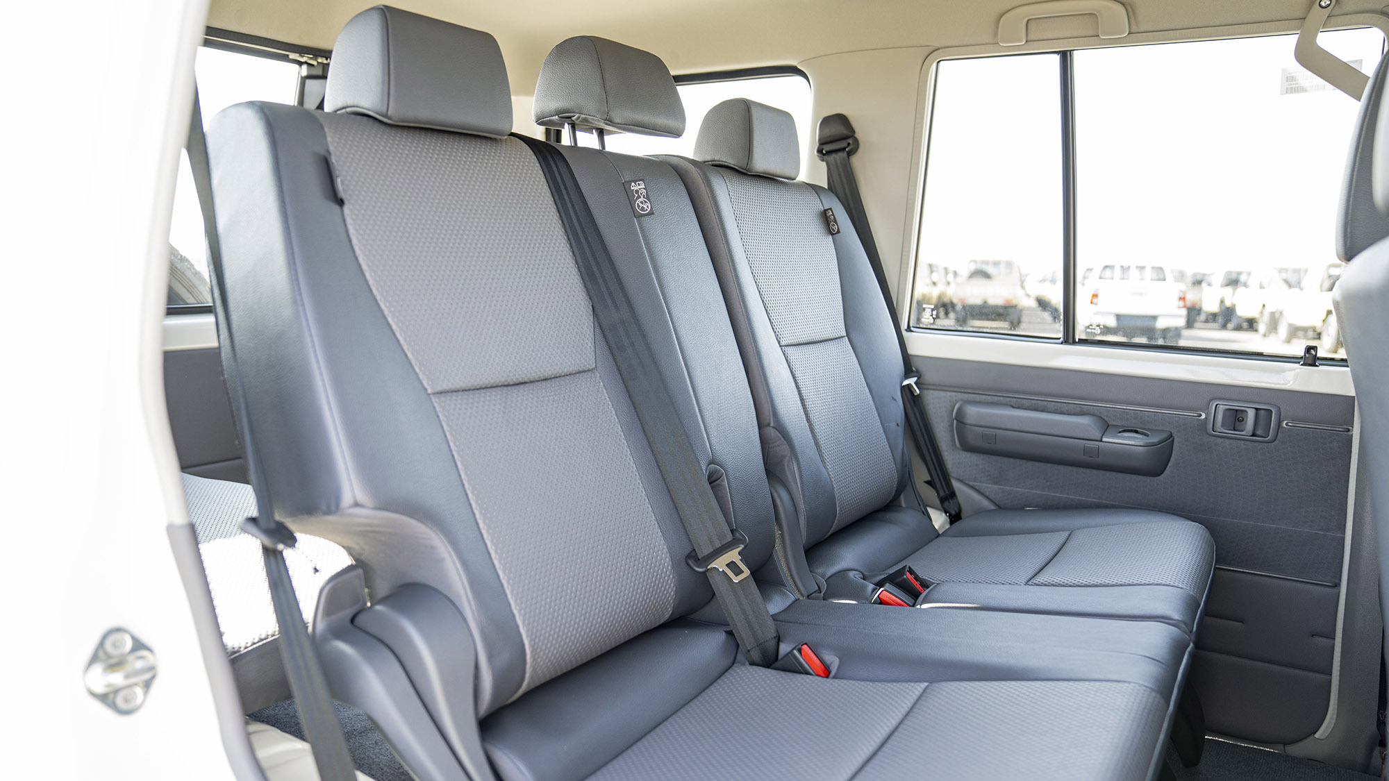 TOYOTA LAND CRUISER LC76 4.2D MT