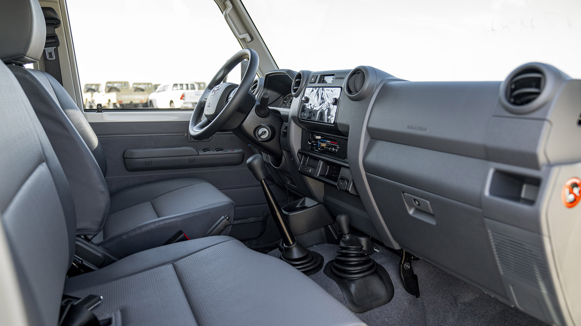 TOYOTA LAND CRUISER LC76 4.2D MT