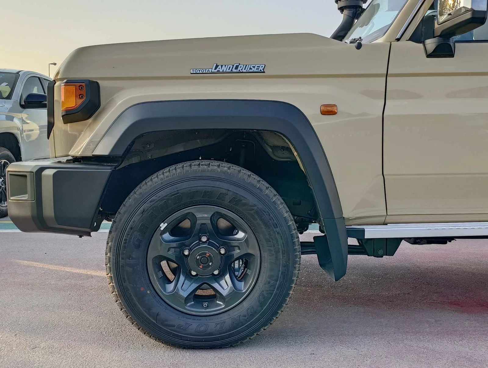 TOYOTA LAND CRUISER LC76 HARDTOP DIESEL BEIGE