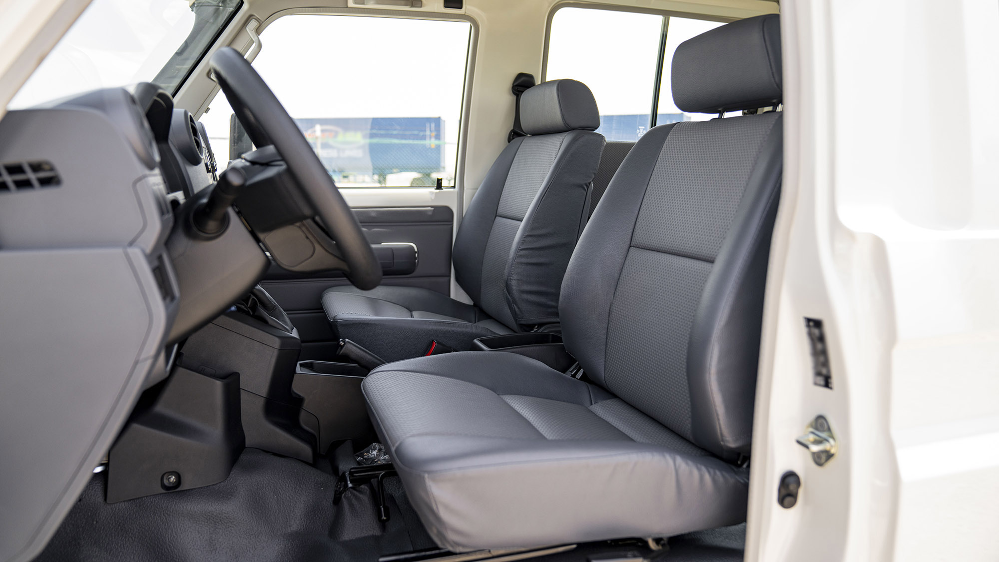 TOYOTA LAND CRUISER LC78 2.8D AT