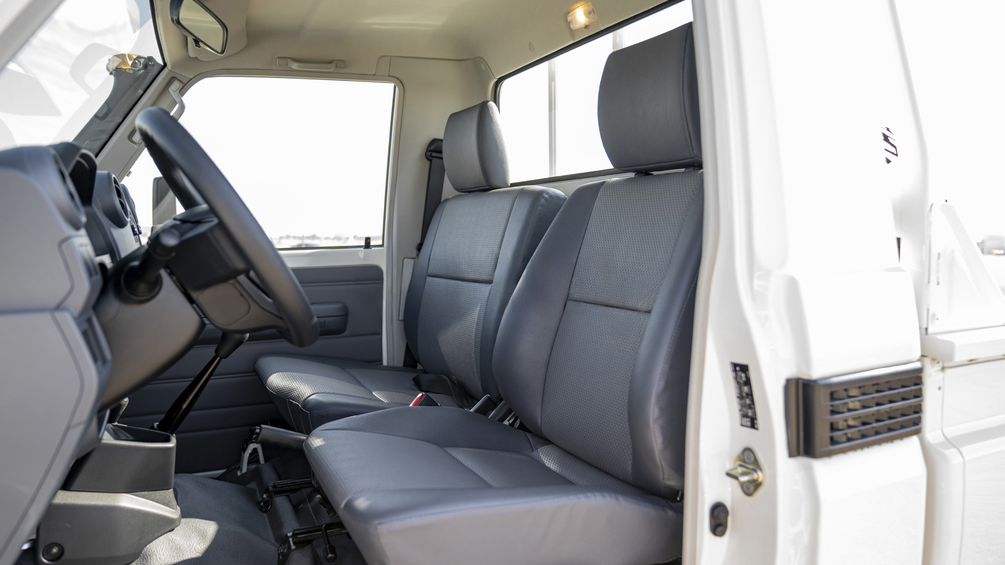TOYOTA LAND CRUISER LC79SC 4.0P MT _ WHITE
