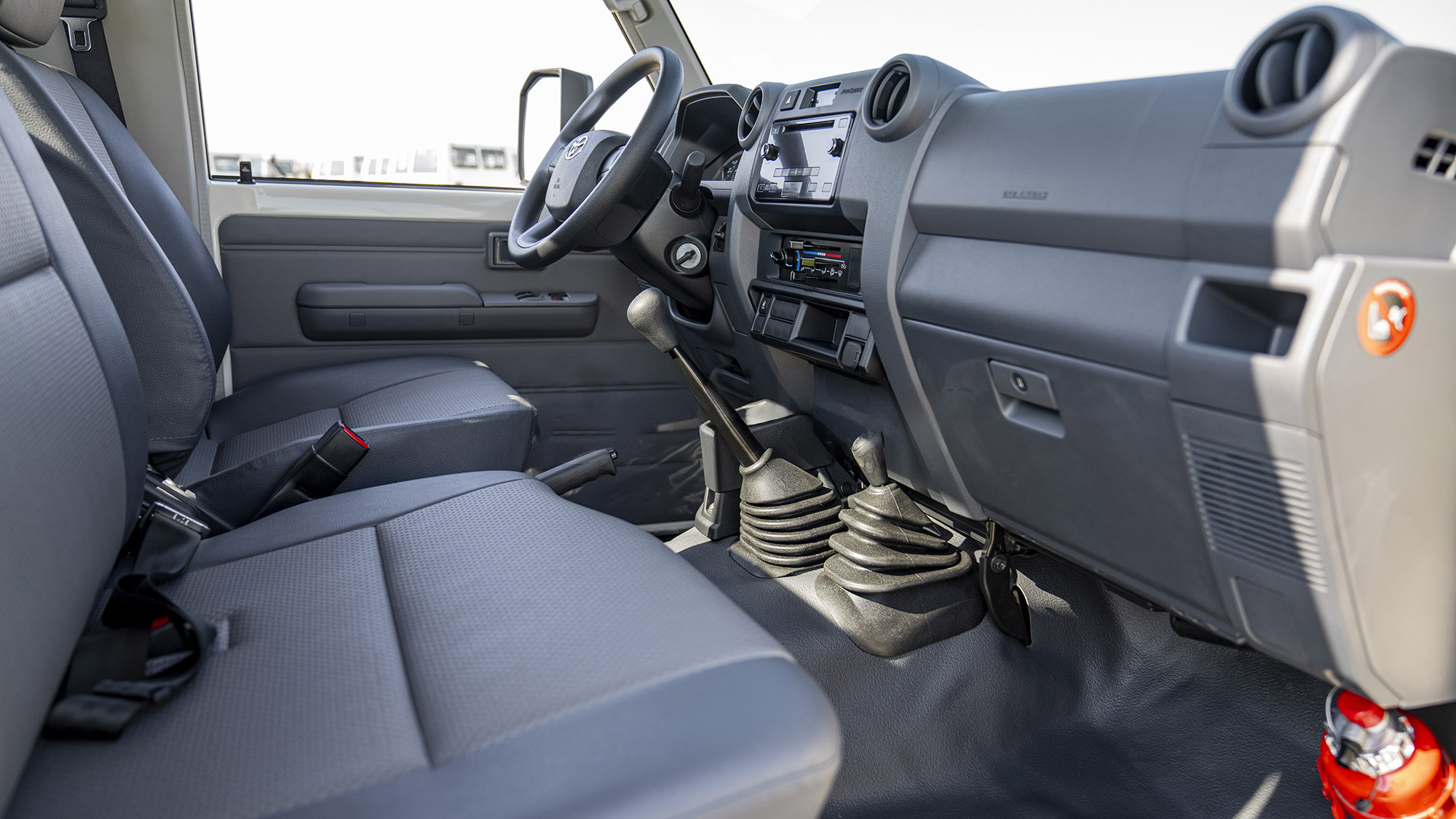 TOYOTA LAND CRUISER LC79SC 4.0P MT _ WHITE