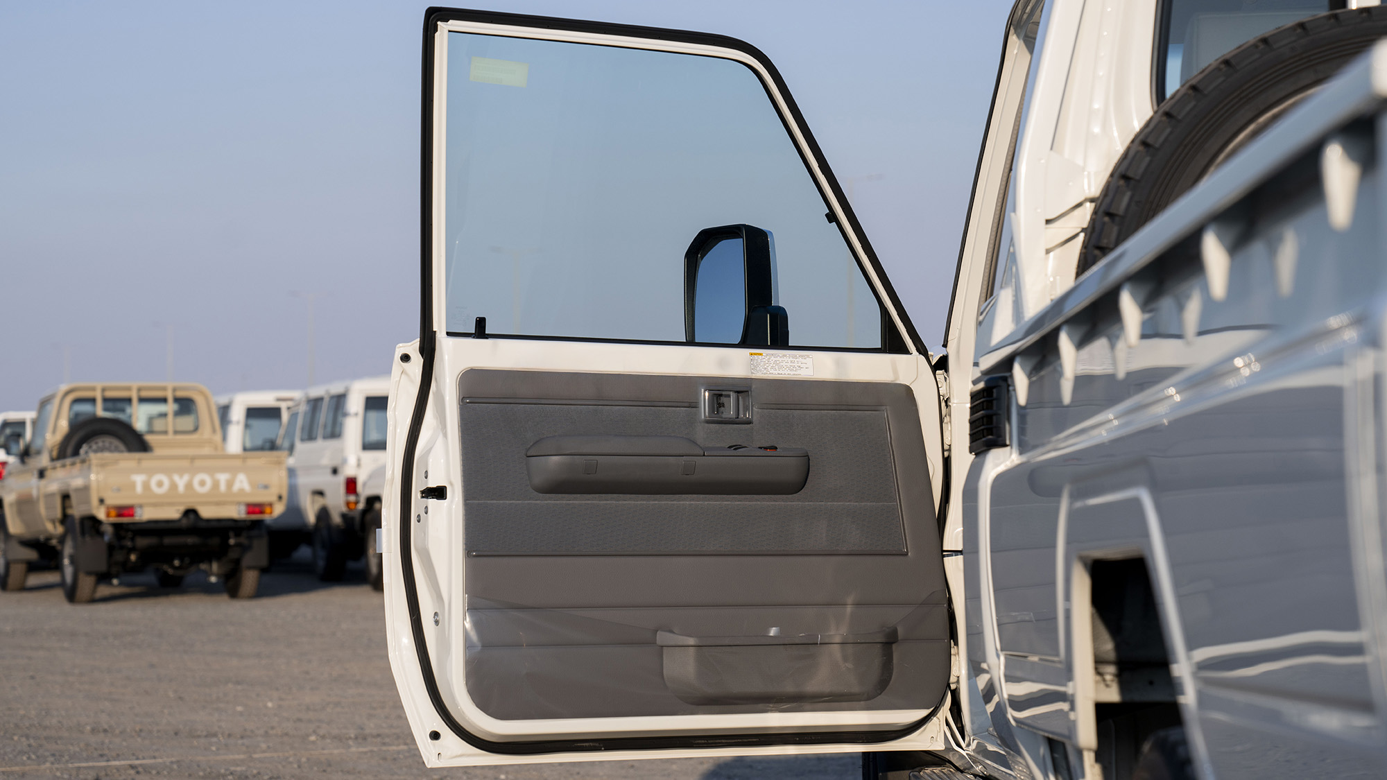 TOYOTA LAND CRUISER LC79SC 4.5D MT _ WHITE