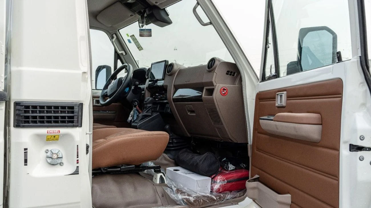 Toyota LC79 2.8L AT Diesel Full Option (White-Brown)