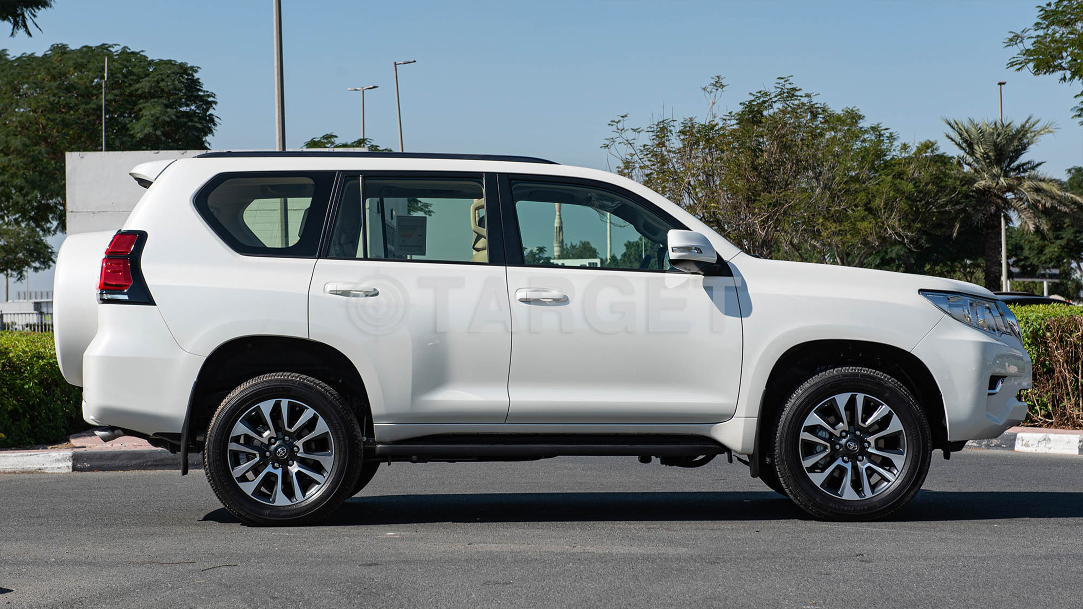 TOYOTA PRADO GXR 4.0P AT _ WHITE