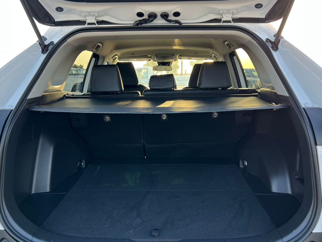 Toyota Rav4 XLE Full Option 2.5L V4  2026 _ WHITE